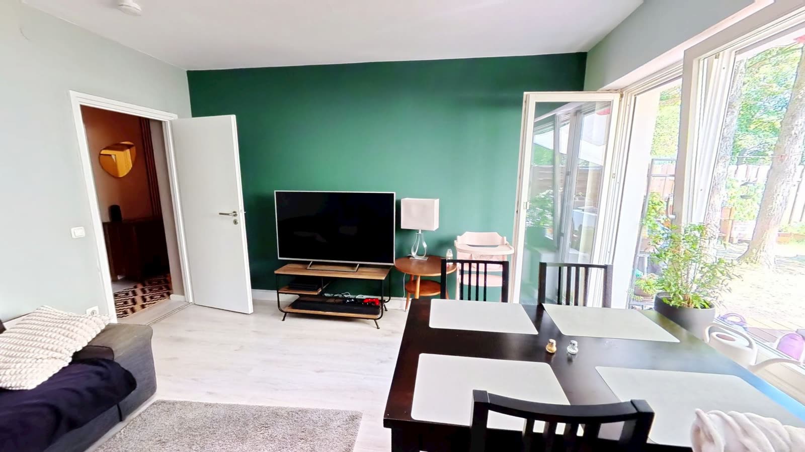 Wohnzimmer der Musterwohnung mit Blick auf die Terrasse